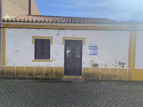 Moradia T3 para recuperar em Vila Nova de São Bento