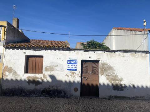 Moradia T3 para recuperar em Vila Nova de São Bento