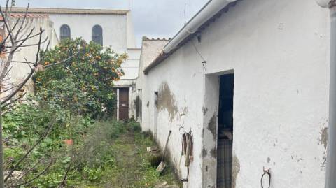 Moradia T3 para recuperar em Vila Nova de São Bento