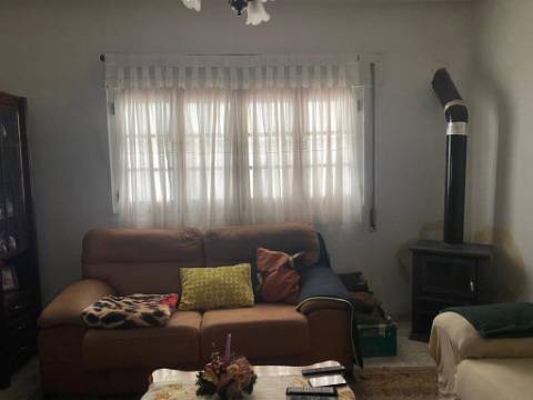 Moradia T3, espaço comercial, e terreno com 0.3375 hectares
