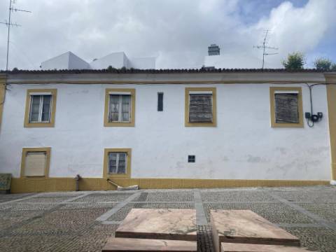 Moradia Ampla por recuperar - localização central na cidade de Beja