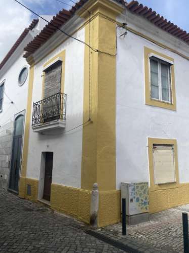 Moradia Ampla por recuperar - localização central na cidade de Beja