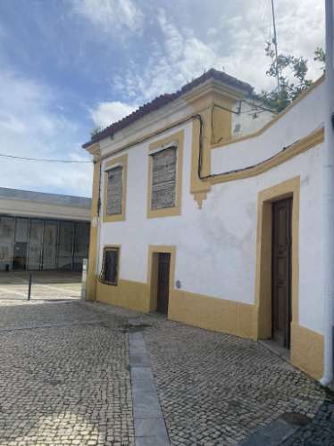 Moradia Ampla por recuperar - localização central na cidade de Beja