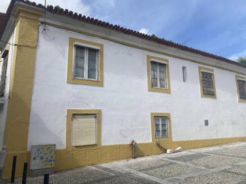 Moradia Ampla por recuperar - localização central na cidade de Beja