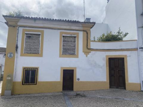 Moradia Ampla por recuperar - localização central na cidade de Beja