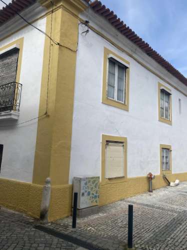 Moradia Ampla por recuperar - localização central na cidade de Beja