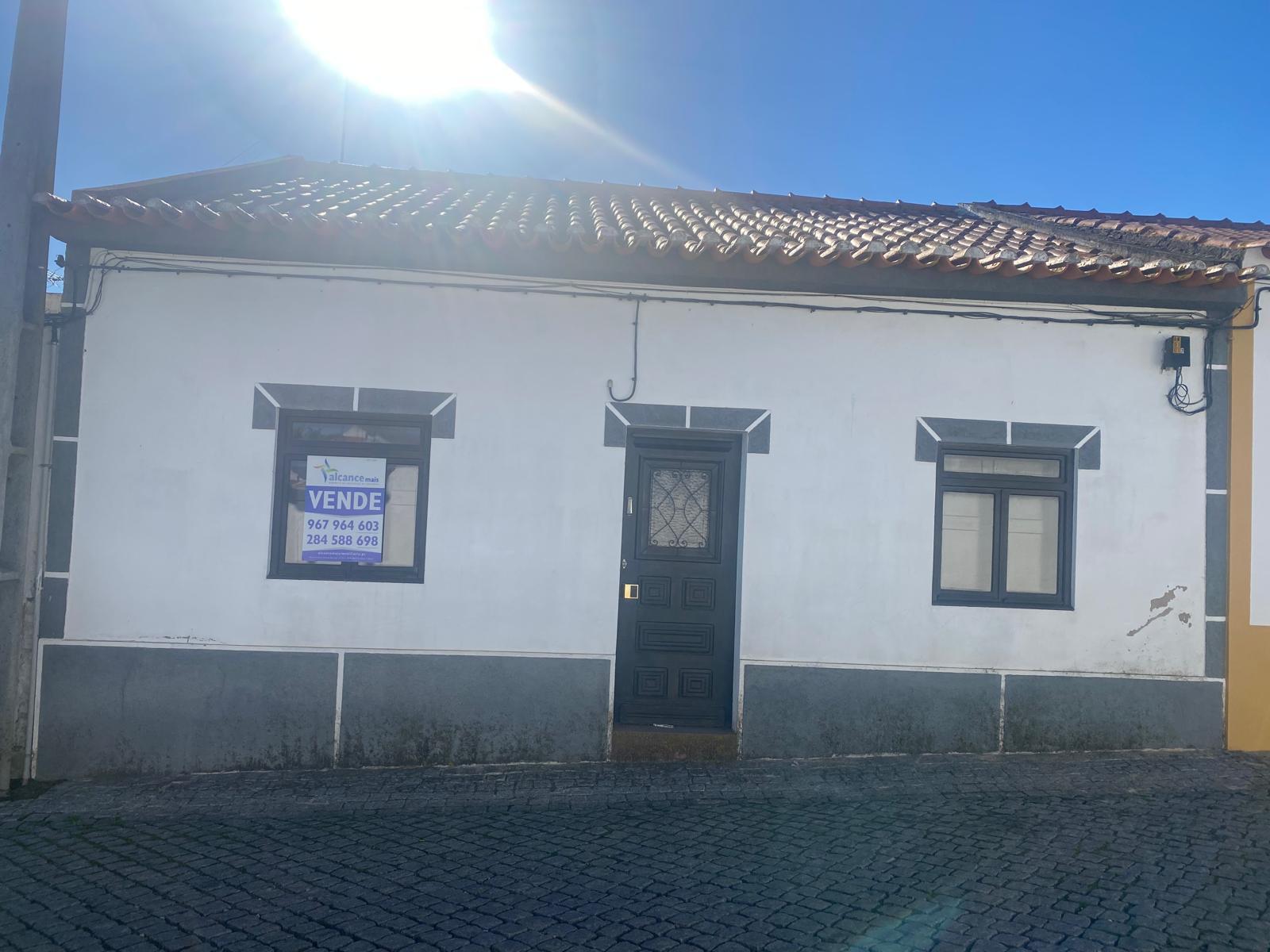 Moradia T3 com Quintal Amplo e Garagem - Oportunidade para Remodelar ao Seu Gosto