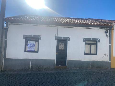 Moradia T3 com Quintal Amplo e Garagem - Oportunidade para Remodelar ao Seu Gosto