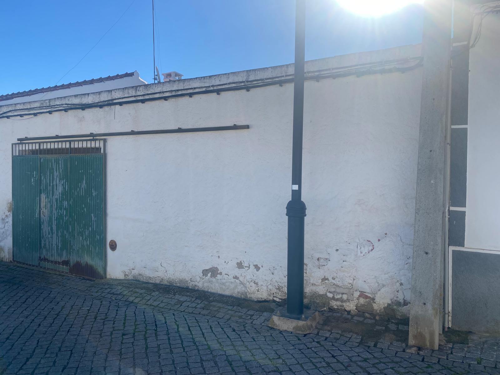 Moradia T3 com Quintal Amplo e Garagem - Oportunidade para Remodelar ao Seu Gosto