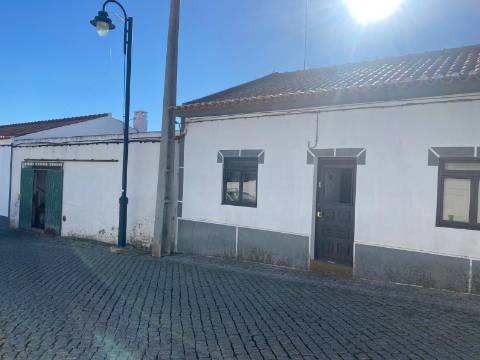 Moradia T3 com Quintal Amplo e Garagem - Oportunidade para Remodelar ao Seu Gosto