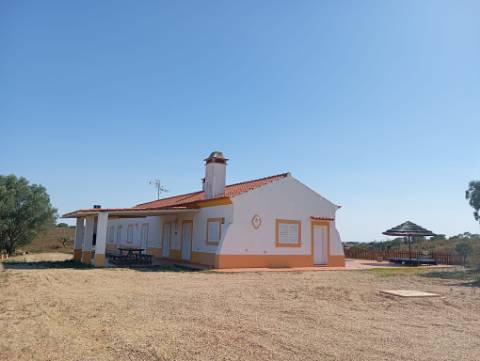 Propriedade Rural com Casa de Campo e Piscina - Concelho de Serpa
