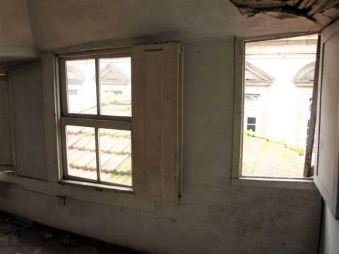 Moradia para reconstrução - Rua do Comércio (Porto)