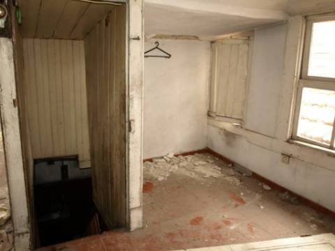 Moradia para reconstrução - Rua do Comércio (Porto)