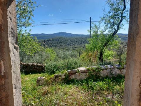 Terreno com Ruína com vista serra e mar