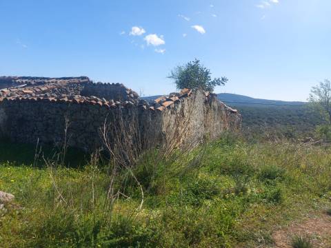 Terreno com Ruína com vista serra e mar