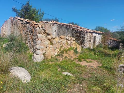 Terreno com Ruína com vista serra e mar