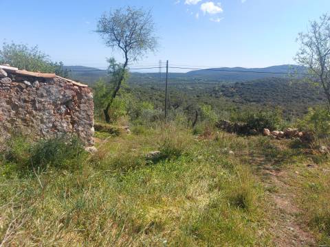 Terreno com Ruína com vista serra e mar