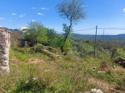 Terreno com Ruína com vista serra e mar