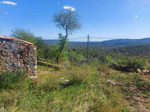 Terreno com Ruína com vista serra e mar