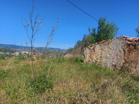 Terreno com Ruína com vista serra e mar