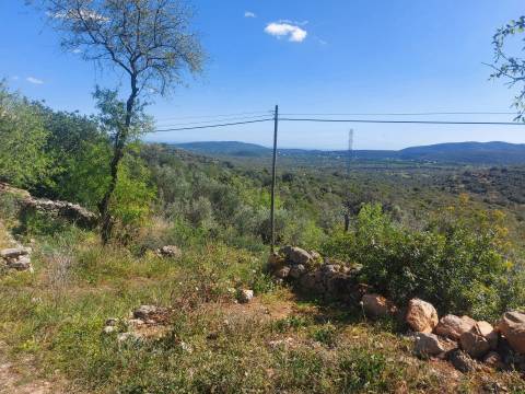 Terreno com Ruína com vista serra e mar
