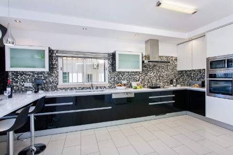 Excelente Villa T4+ T2 perto da praia da Falésia ' Excelente Investimento '