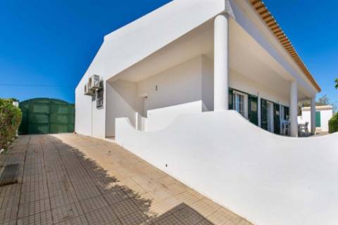 Excelente Villa T4+ T2 perto da praia da Falésia ' Excelente Investimento '