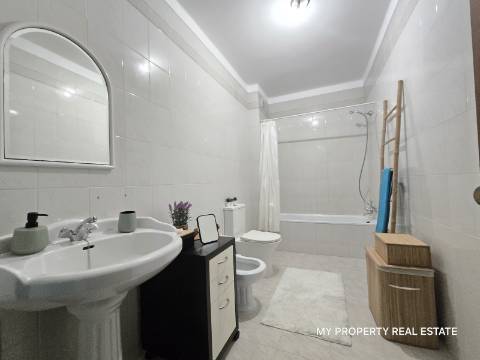 Apartamento Luminoso com Varanda, Próximo da Vila de Alvor e das Praias