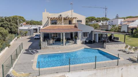 Espetacular Moradia T5+ T2 com terreno para construção de moradia independente