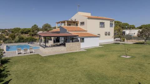 Espetacular Moradia T5+ T2 com terreno para construção de moradia independente