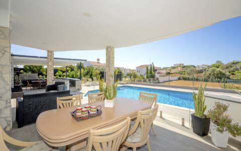 Espetacular Moradia T5+ T2 com terreno para construção de moradia independente