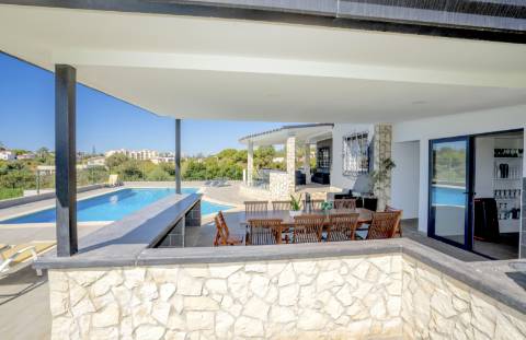 Espetacular Moradia T5+ T2 com terreno para construção de moradia independente