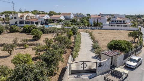 Espetacular Moradia T5+ T2 com terreno para construção de moradia independente