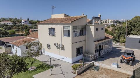 Espetacular Moradia T5+ T2 com terreno para construção de moradia independente