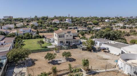 Espetacular Moradia T5+ T2 com terreno para construção de moradia independente