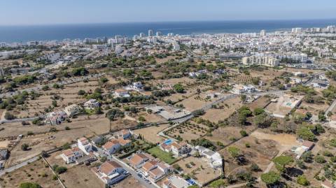 Espetacular Moradia T5+ T2 com terreno para construção de moradia independente