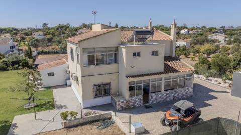 Espetacular Moradia T5+ T2 com terreno para construção de moradia independente