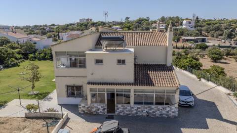 Espetacular Moradia T5+ T2 com terreno para construção de moradia independente