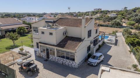 Espetacular Moradia T5+ T2 com terreno para construção de moradia independente