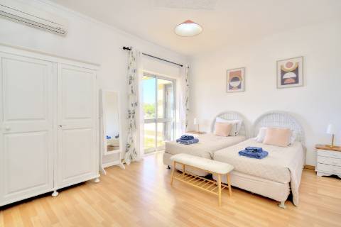 Espetacular Moradia T5+ T2 com terreno para construção de moradia independente