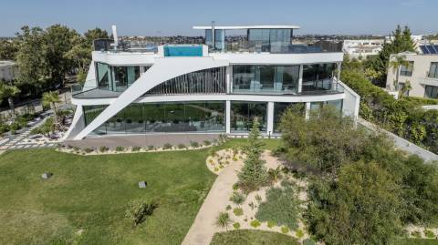 Moradia de Luxo na praia dos Salgados frente mar!