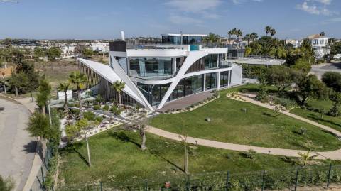 Moradia de Luxo na praia dos Salgados frente mar!