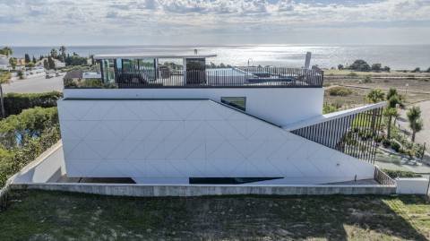 Moradia de Luxo na praia dos Salgados frente mar!