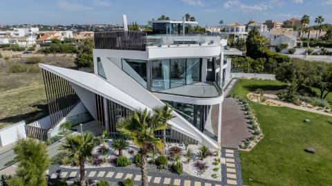 Moradia de Luxo na praia dos Salgados frente mar!