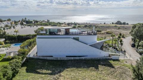 Moradia de Luxo na praia dos Salgados frente mar!