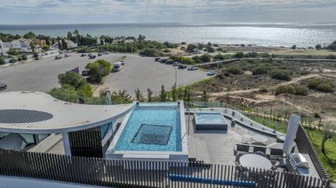 Moradia de Luxo na praia dos Salgados frente mar!