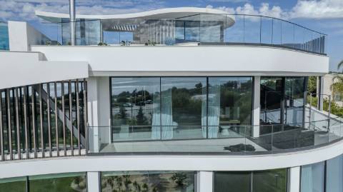 Moradia de Luxo na praia dos Salgados frente mar!