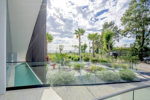 Moradia de Luxo na praia dos Salgados frente mar!