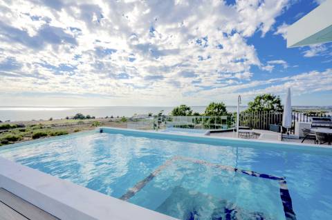 Moradia de Luxo na praia dos Salgados frente mar!