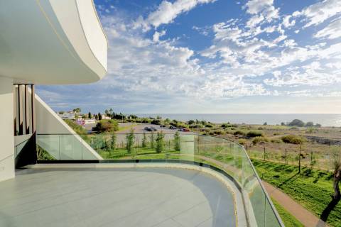 Moradia de Luxo na praia dos Salgados frente mar!